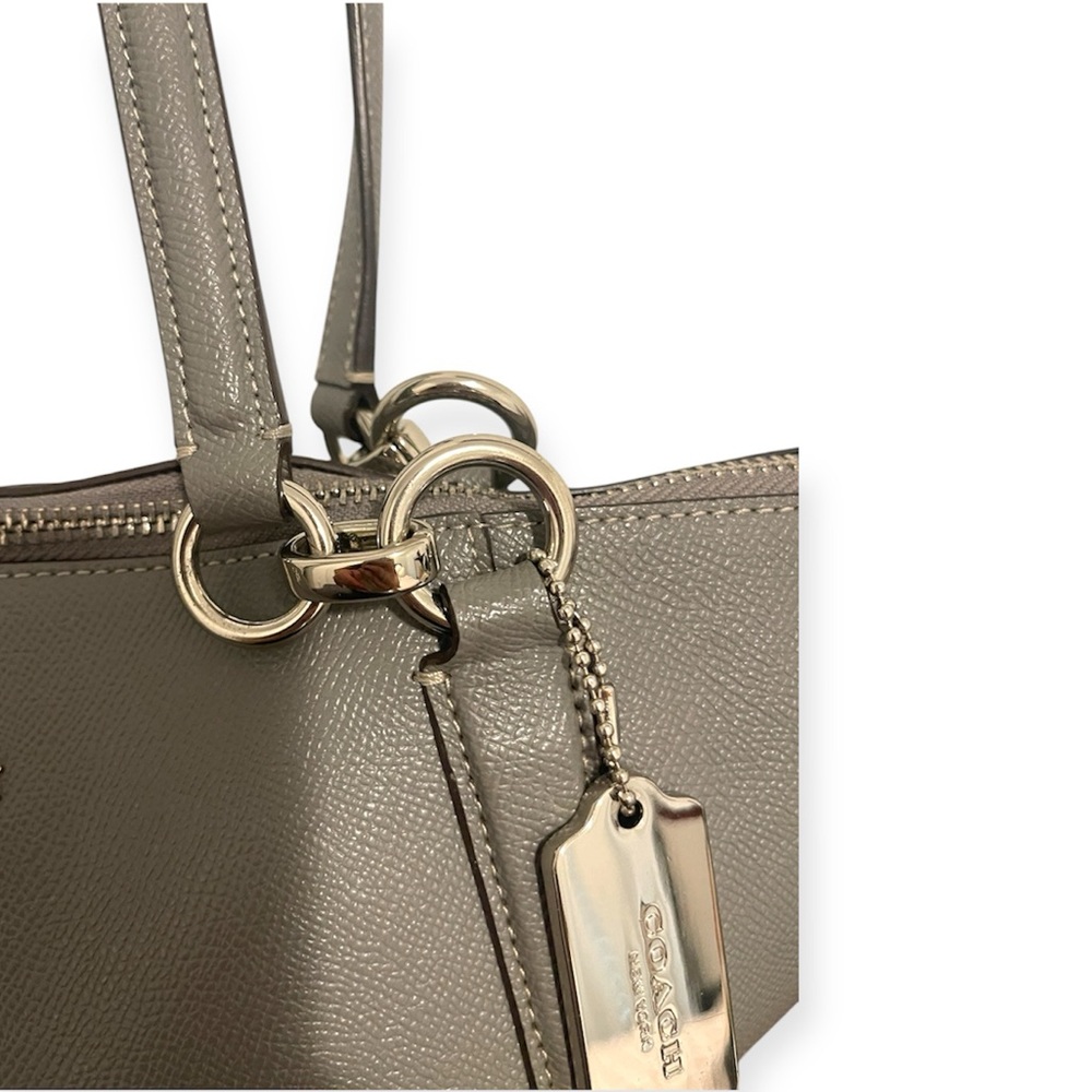 ℂ𝕠𝕒𝕔𝕙 F57526 𝔸𝕧𝕒 ℂ𝕣𝕠𝕤𝕤𝕘𝕣𝕒𝕚𝕟 𝕃𝕖𝕒𝕥𝕙𝕖𝕣 𝕥𝕠𝕥𝕖| 𝔾𝕣𝕒𝕪 - Picture 8 of 12